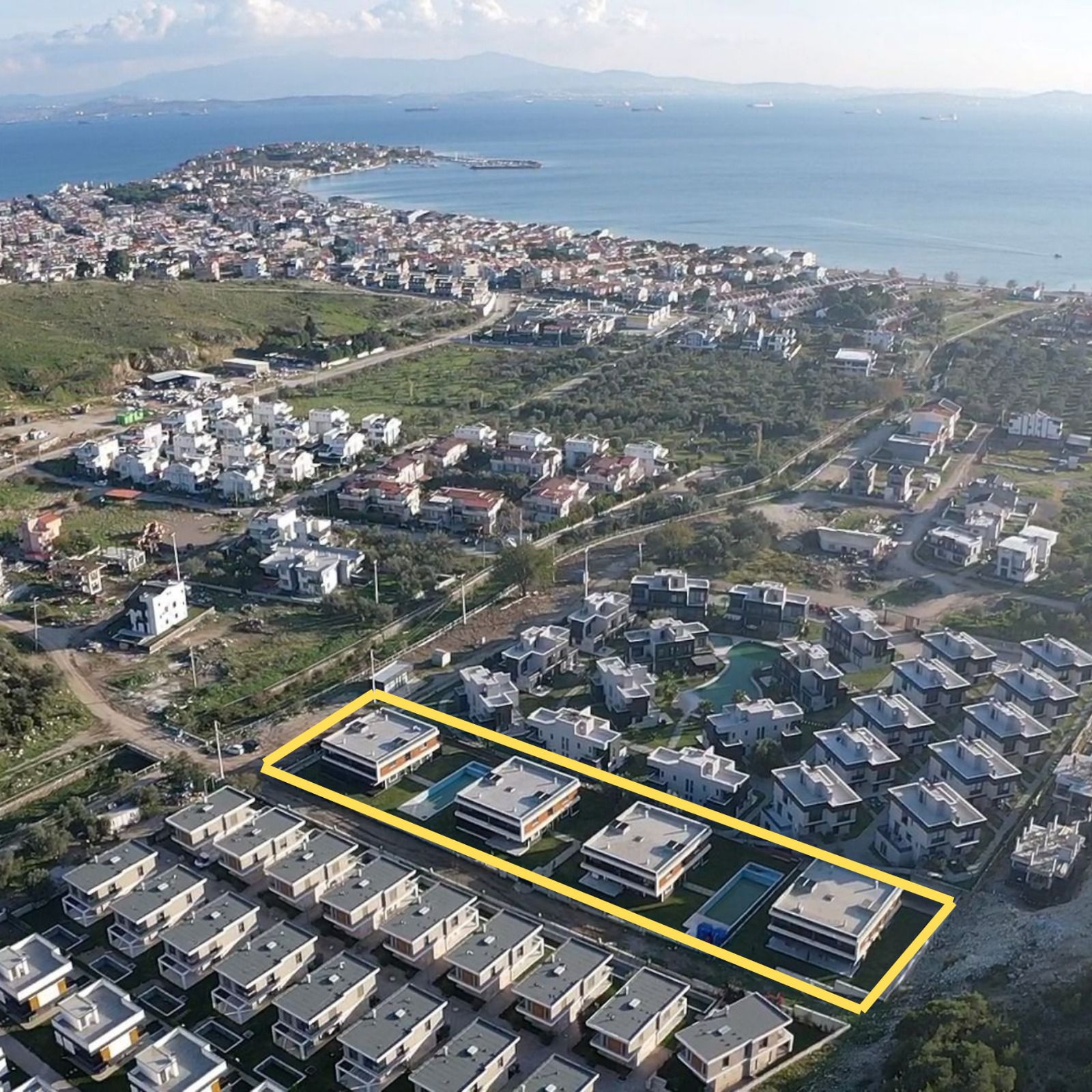 Çandarlı'da Havuzlu Sitede 1+1 Ferah Daire